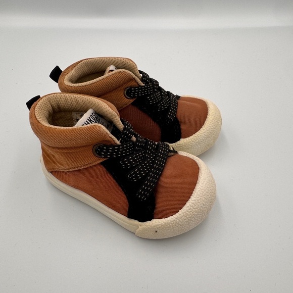 OshKosh B'gosh Other - OshKosh B'gosh Toddler Size 4 Boys Girls Kids Brown Black HighTop Sneakers Shoes